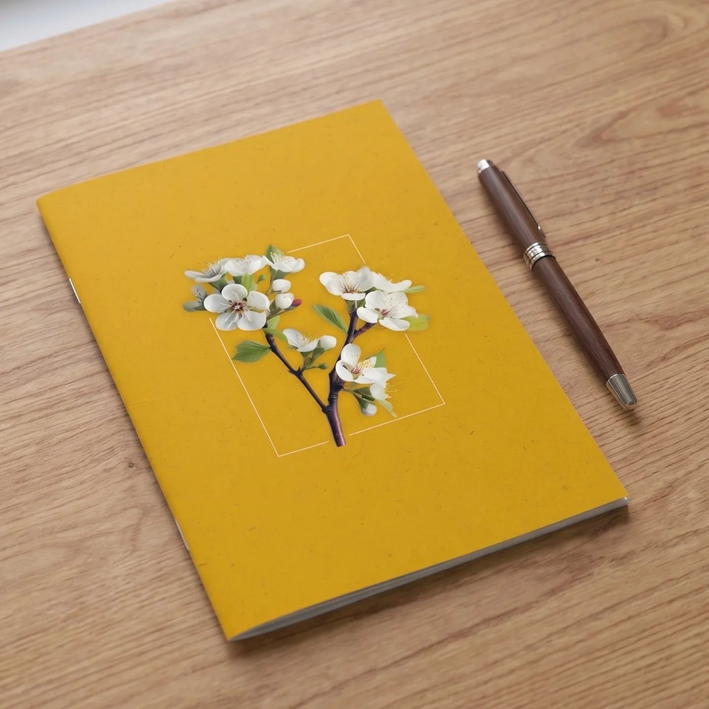 Żółty notes z cytatami Charlotte Mason na drewnianym stole